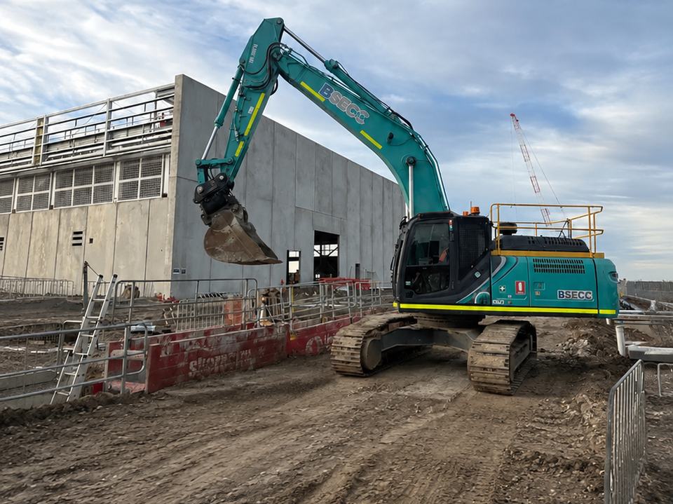 BSECC excavator working in front of the data hall at AWS MEL-081